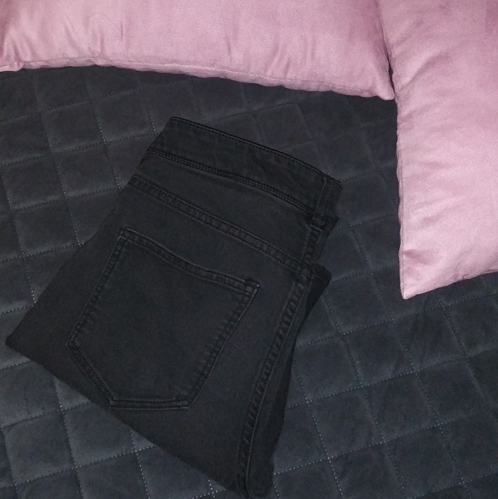 Divided blk jeans🕸
